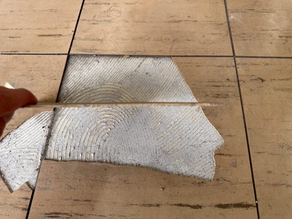 床の一部が剥がれています。