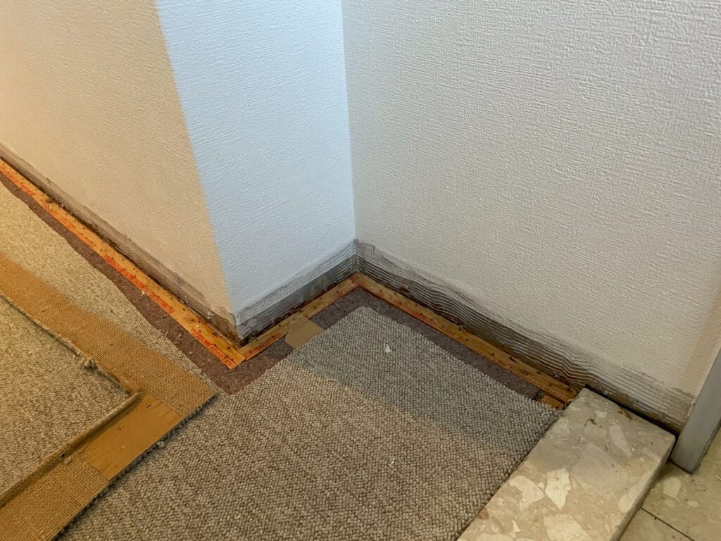 この巾木(はばき)という箇所も交換です☆彡