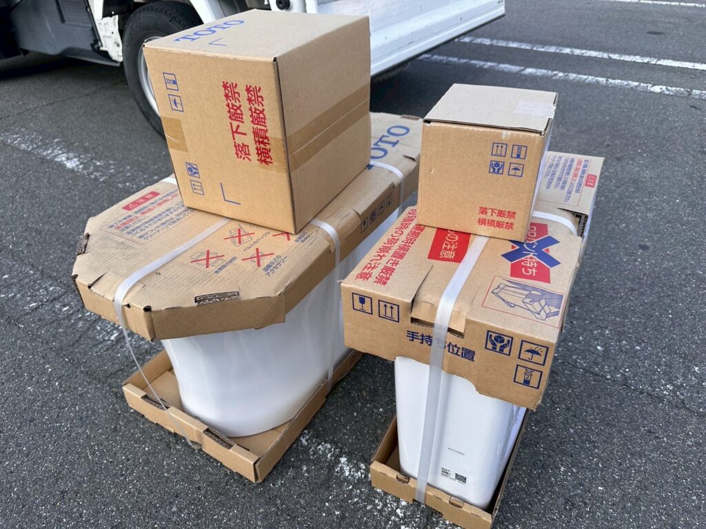 新品のトイレ、このような状態で到着です♪