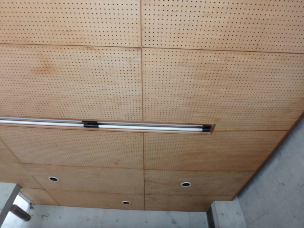 とてもおしゃれな天井ですが、シミが少々ありました;つД｀)