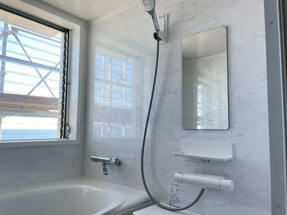 リゾートマンションの古いUBからLIXILのシンプルなUBに入れ替え