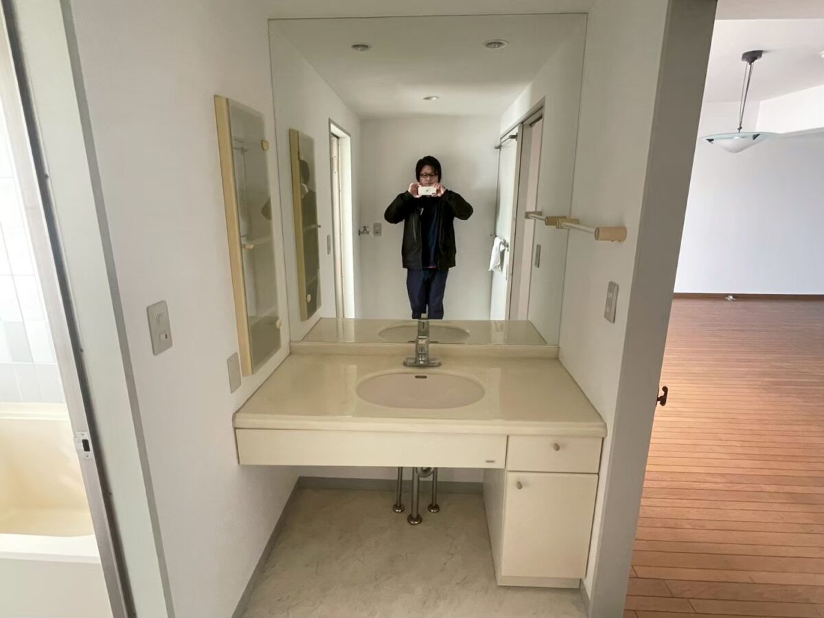 同じ間口1200で3面鏡でシンプルなLIXIL製品に😁