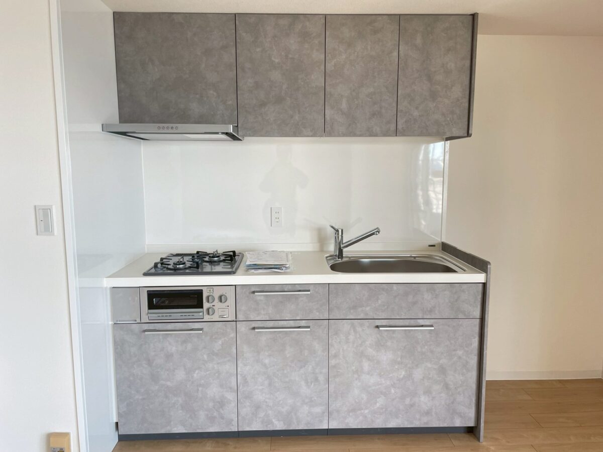 人工大理石の天板で高級感を出しつつ耐久性もあるキッチンに💛