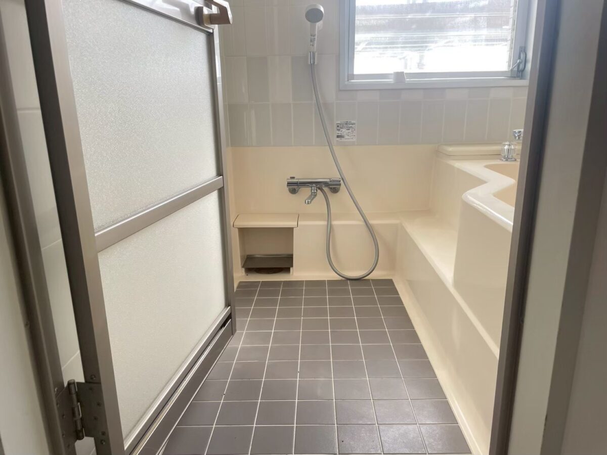 リゾートマンションの古いUBからLIXILのシンプルなUBに入れ替え