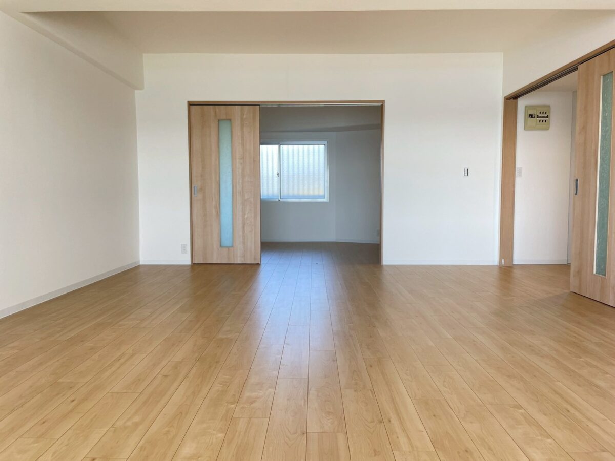 フローリングの直貼り張り替えと間仕切りの新設