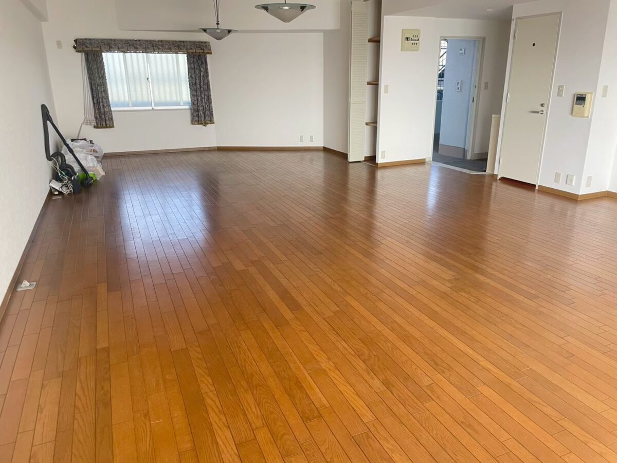 フローリングの直貼り張り替えと間仕切りの新設