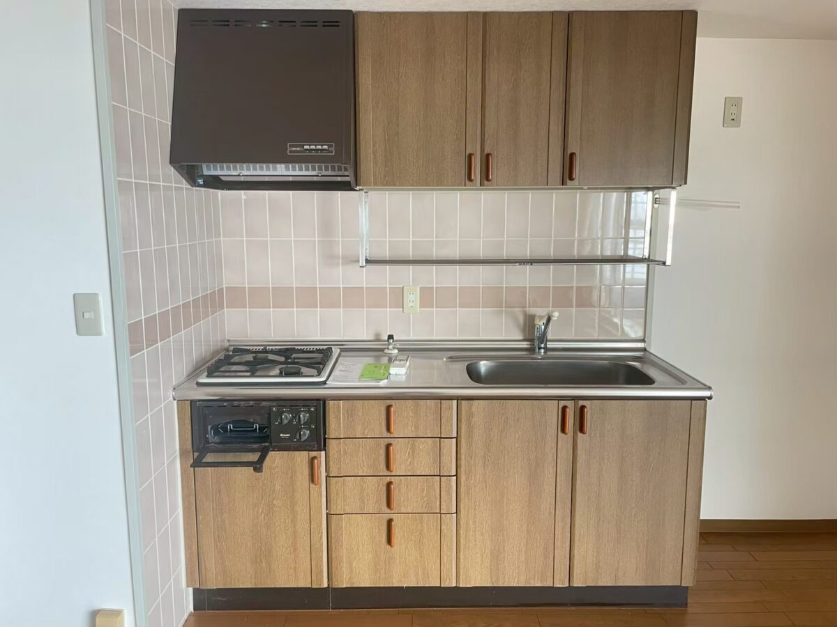 人工大理石の天板で高級感を出しつつ耐久性もあるキッチンに💛