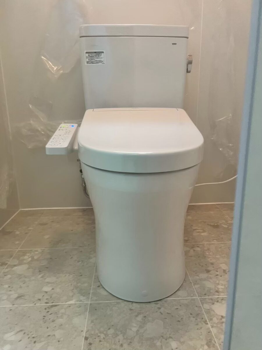 段差の解消とお手入れのしやすさを叶えたトイレリフォーム
