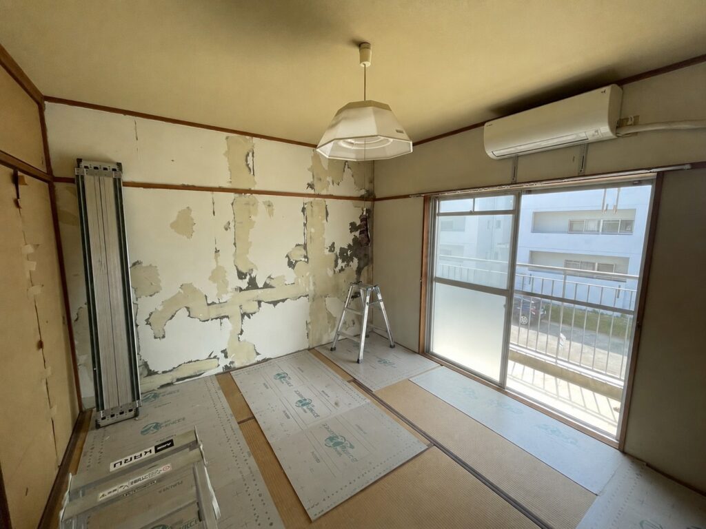 クロスを剥がして下地を整えます