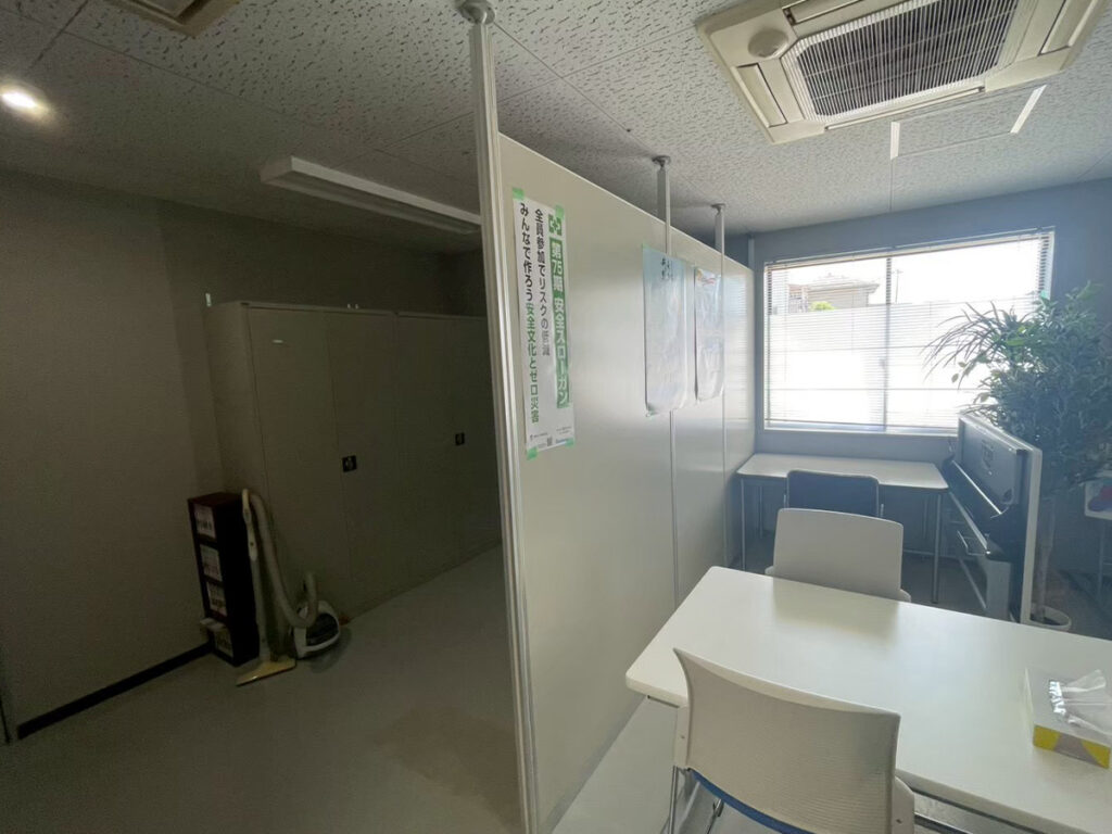 既存パネルによって採光が遮られ、自然光が入りにくく薄暗く見えます