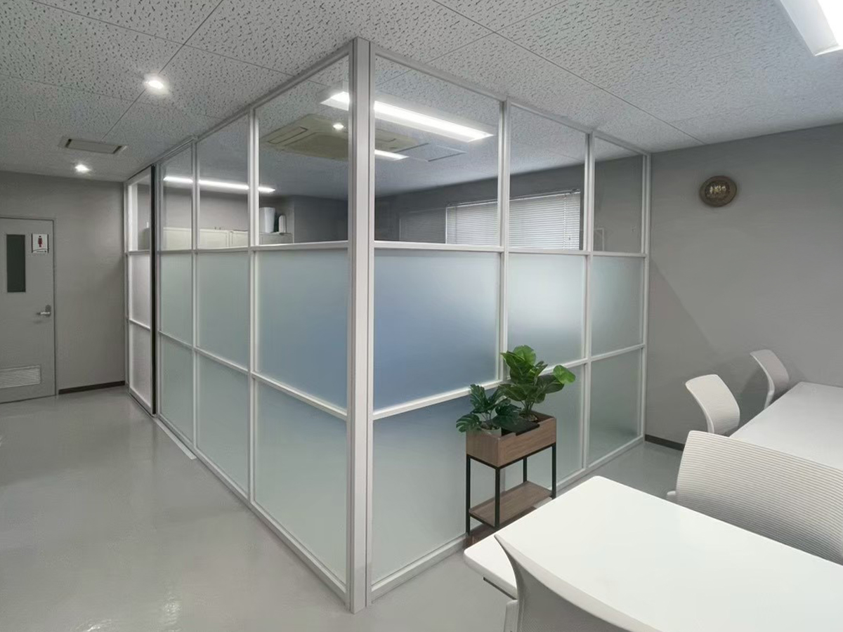 板野郡　某会社様｜採光とプライバシーを両立したパーテーション改修