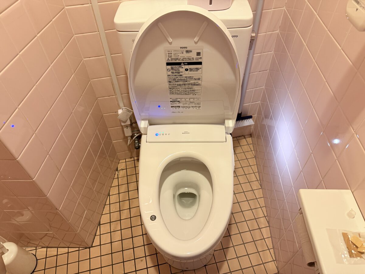 古くなり壊れたシャワートイレを新しく