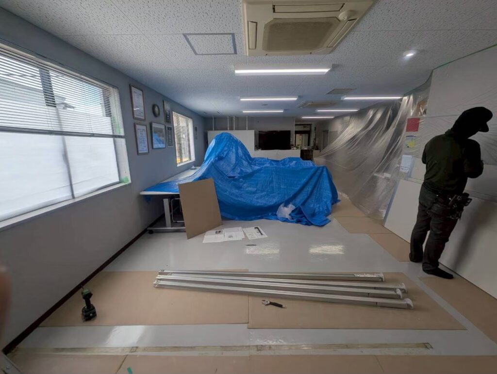 設置物を一時的に撤去し、養生を行います