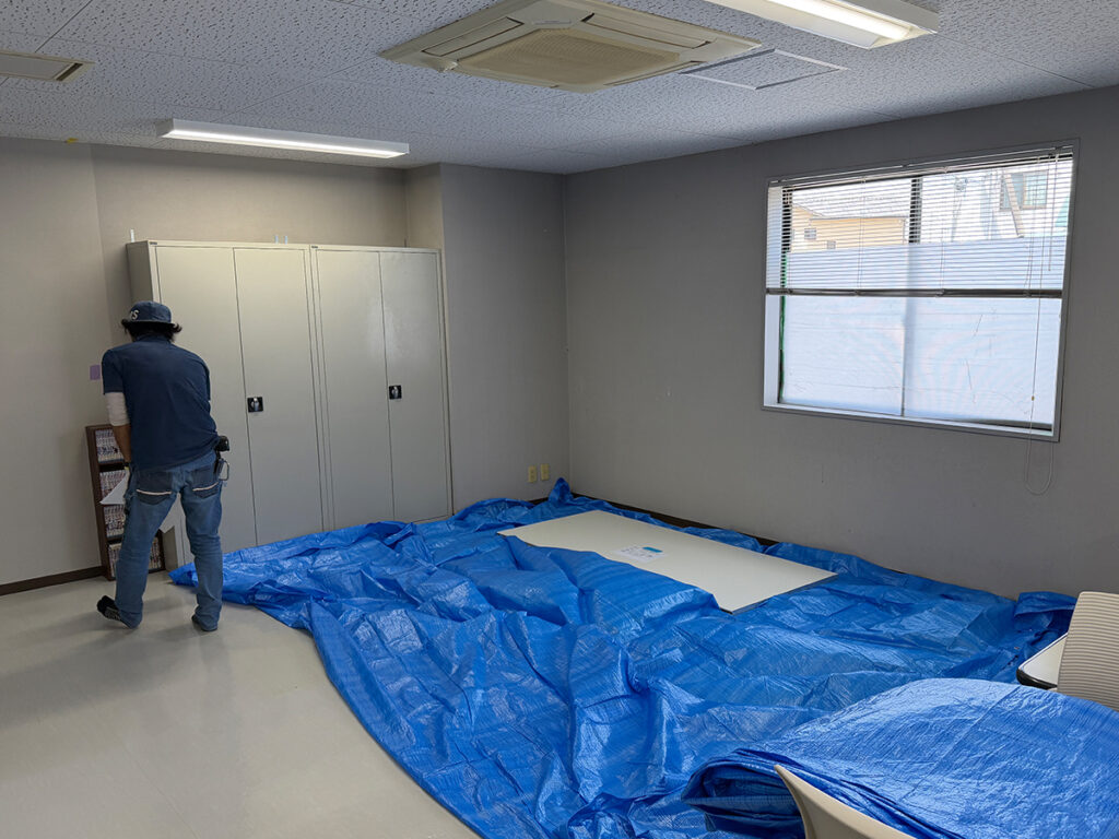 床やパネルを傷つけないようにブルーシートの上に仮保管します