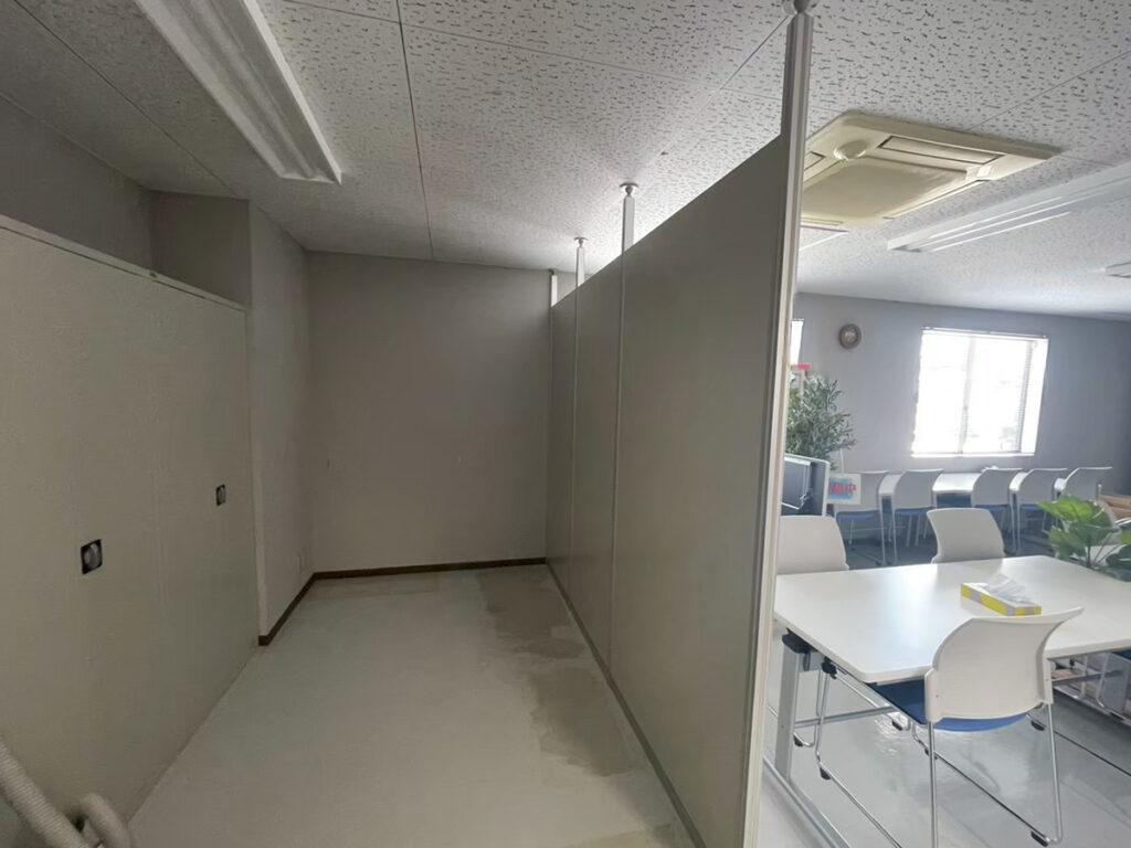 同じ室内でも、パネルを挟んだ左右の明るさの違いがわかります