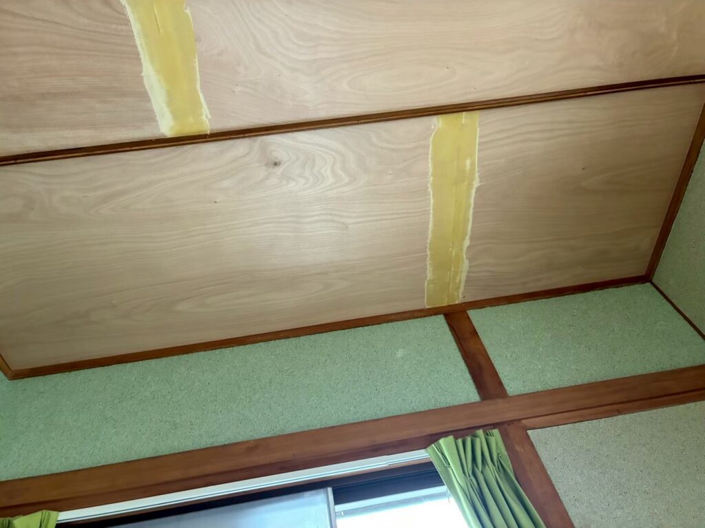 クロスがしっかり密着するようにパテ処理しています