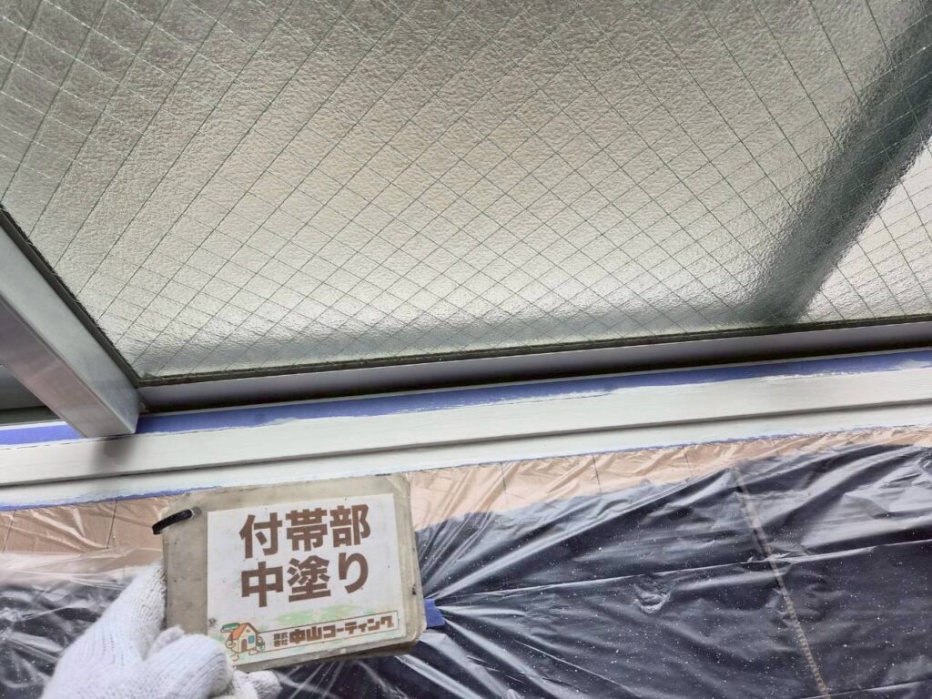 サッシ下部の木部中塗りが完了しました