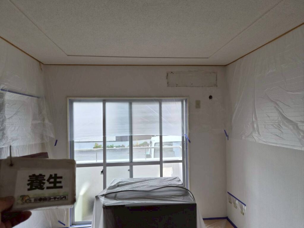 塗料が付着しないよう、窓や床、設備などを丁寧に養生して保護します
