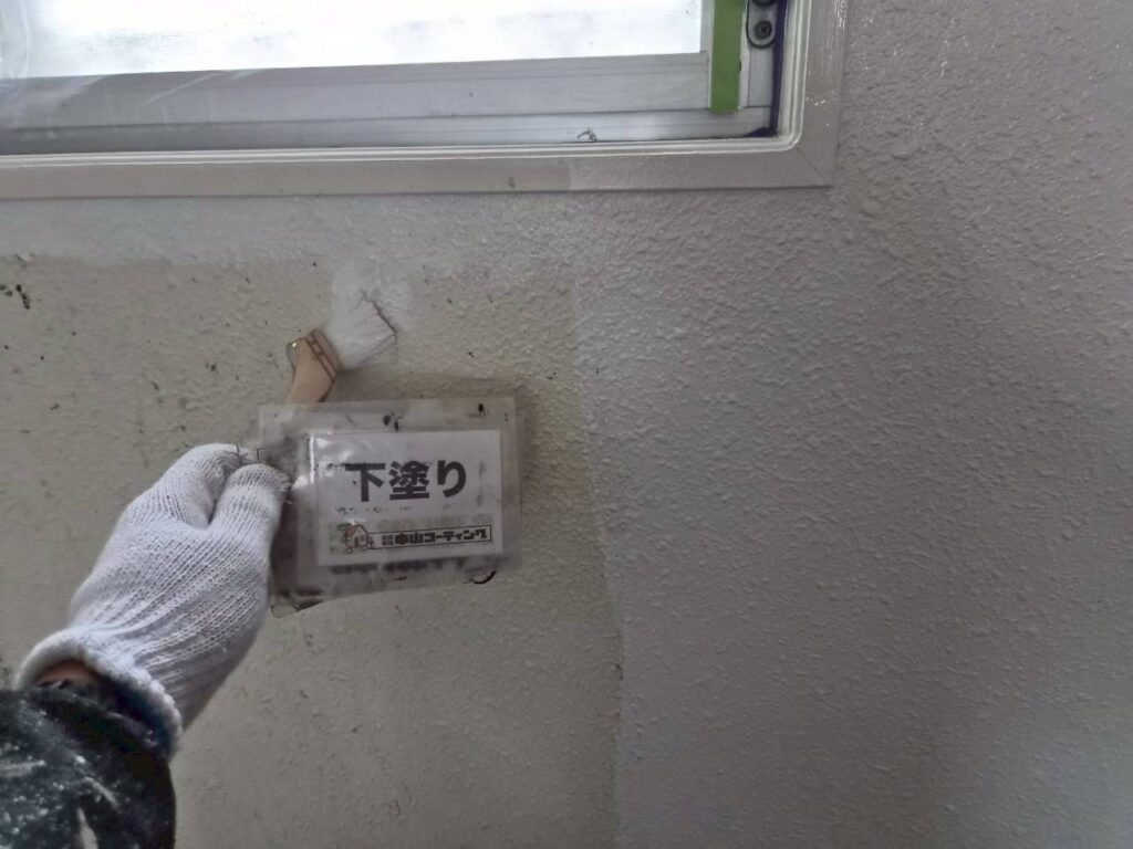 室内壁の下塗りを行っています