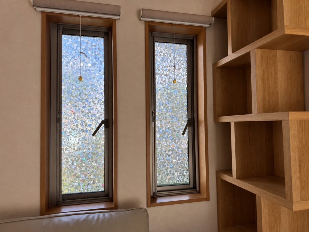 お部屋の一角に並んだ、2か所の縦すべり出し窓です