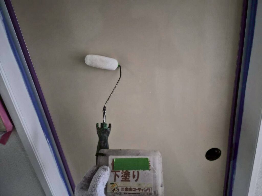 室内ドア の下塗りを行っています