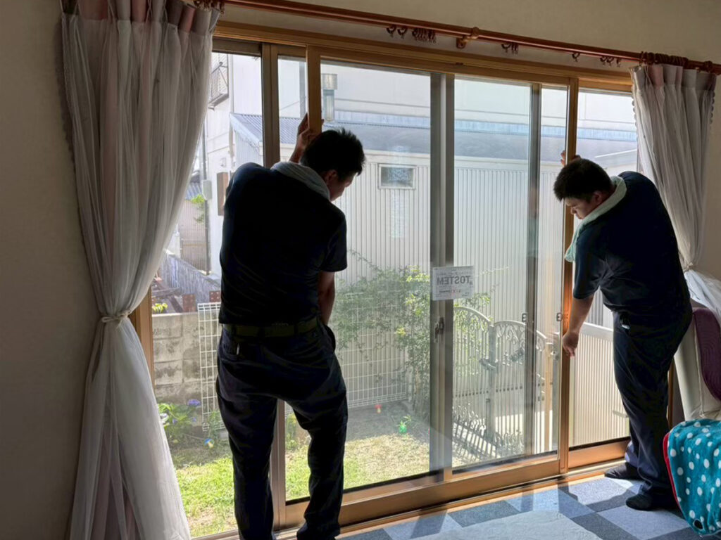 内窓を取り付け、開閉や納まりを確認します