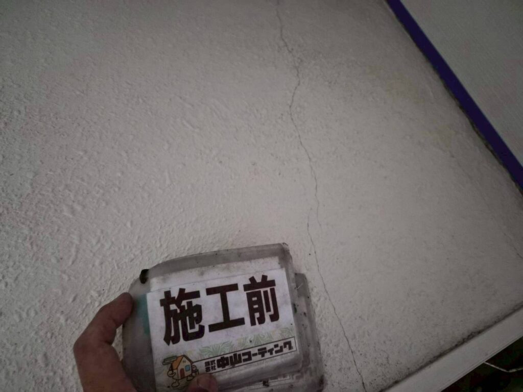 壁には細かなひび割れが確認できます