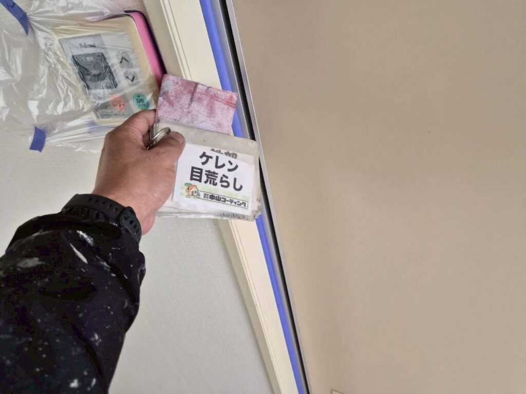 ドア枠を目荒らしし、塗装前の下地を整えます