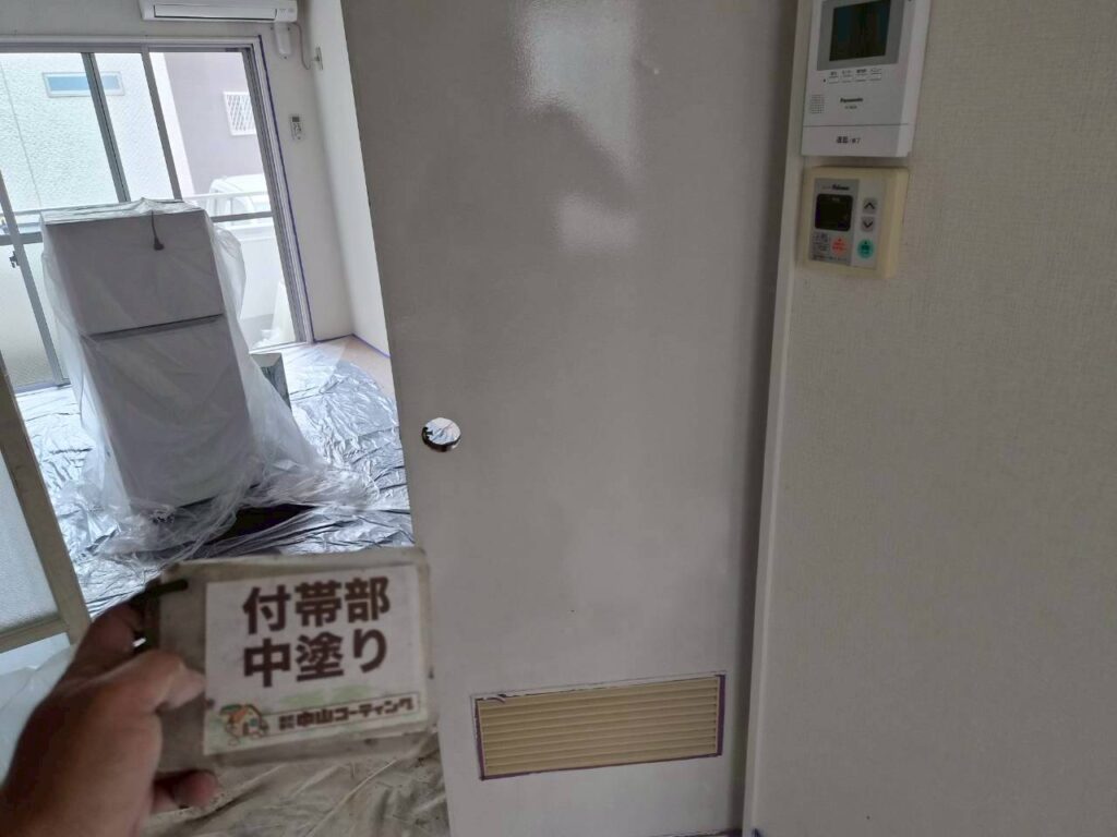 室内ドアの中塗りが完了しました