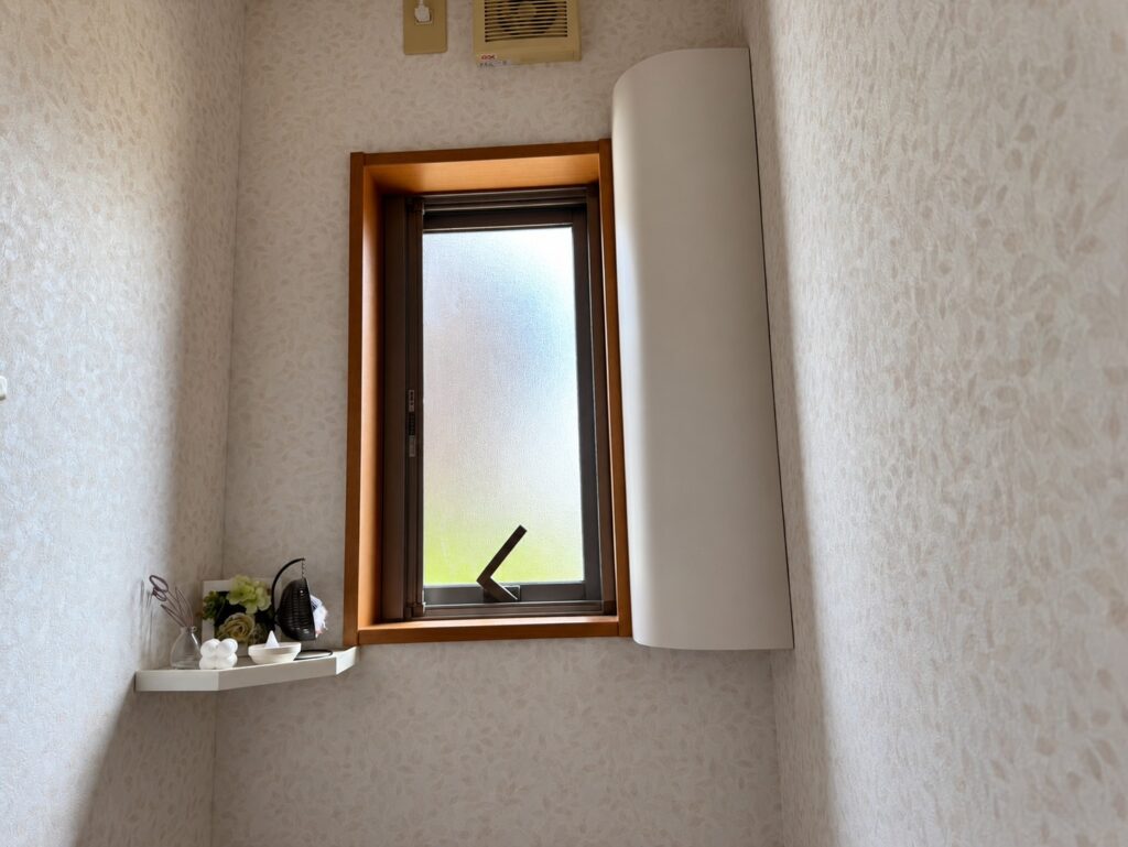 採光を取り入れながら、プライバシーにも配慮された横すべり出し窓です
