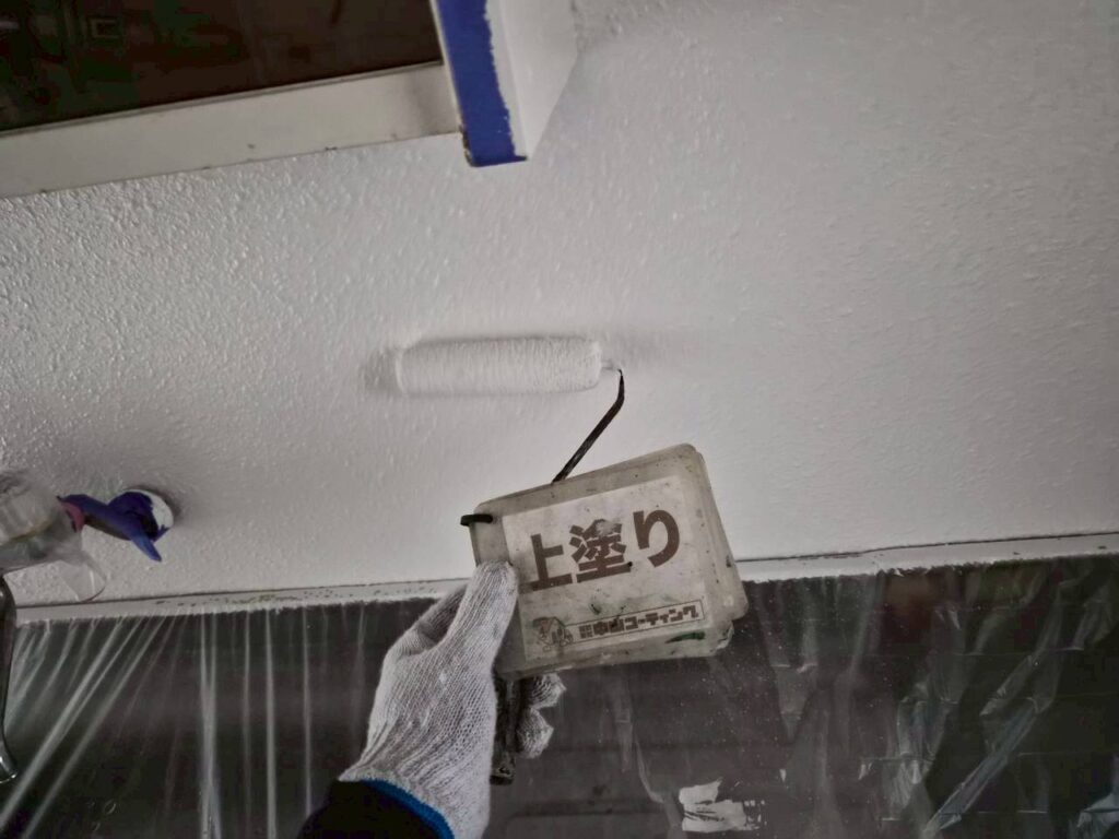 壁全体をローラーで上塗りし、ムラのない仕上がりに整えます