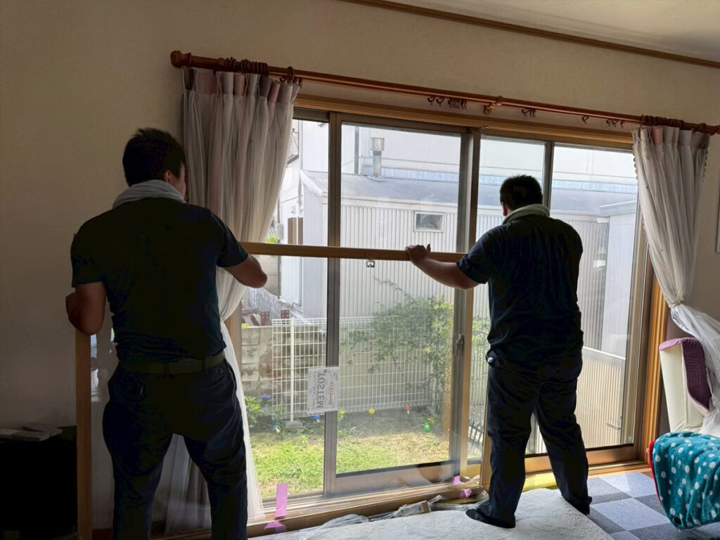 大きな窓は二人で確認しながら、慎重に枠を設置します