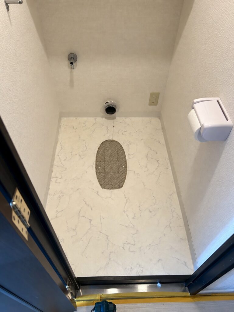 既存のトイレを撤去し、給排水まわりを確認しています