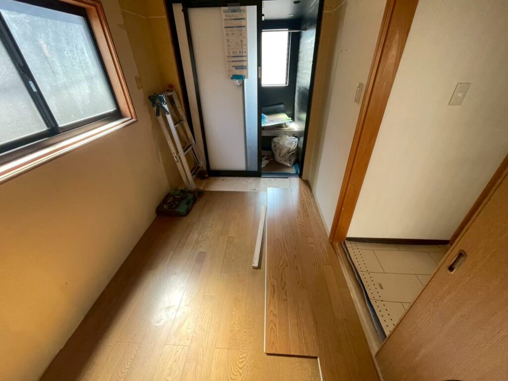 システムバス設置後、浴室入口まわりの床下地を復旧し、フローリングを施工。既存廊下との高さや納まりを調整しながら仕上げを進めました