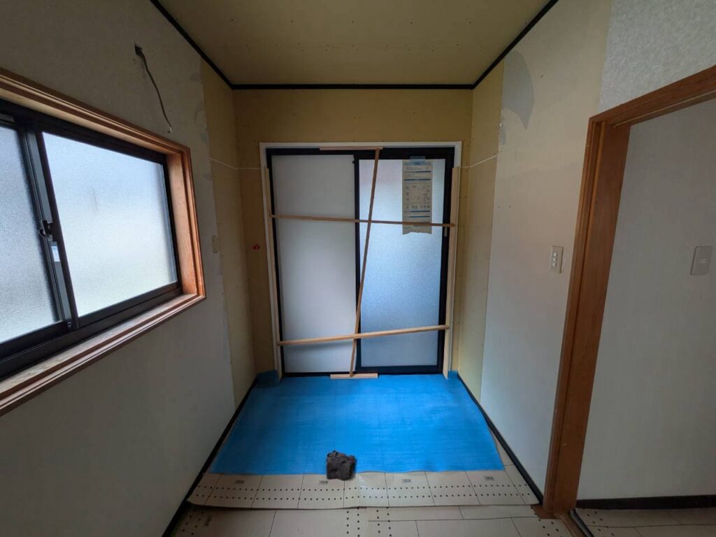 浴室ドアを既存の3枚引き戸から2枚引き戸へ変更しました